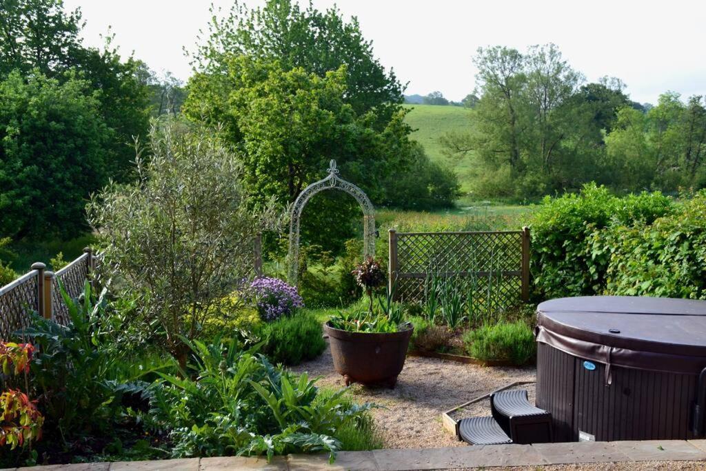 Luxury, Rural Shepherds Hut With Hot Tub Nr Bath Bristol Ngoại thất bức ảnh