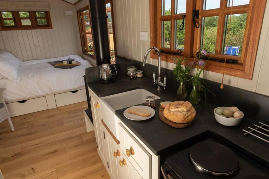 Luxury, Rural Shepherds Hut With Hot Tub Nr Bath Bristol Ngoại thất bức ảnh